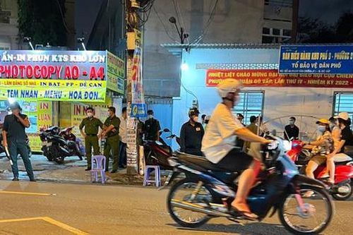 Nam dân quân bị đâm chết trước cổng trường học ở TPHCM