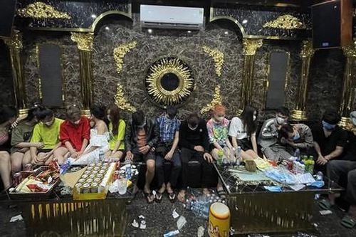 16 nam thanh, nữ tú 'bay lắc' trong quán karaoke