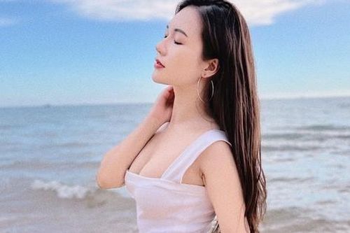 Ngọc Anh 'Phố trong làng' lên tiếng trước chỉ trích nghiện ảnh khoe thân