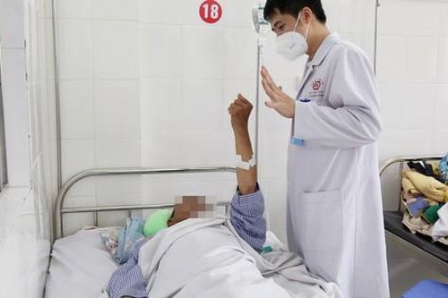 Đột ngột choáng váng, nói khó, người đàn ông xuất huyết não nguy kịch