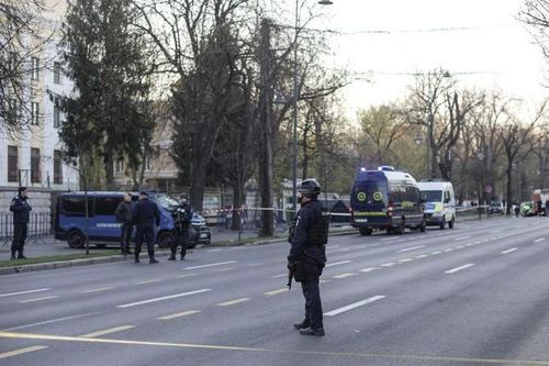 Ô tô đâm vào cổng Đại sứ quán Nga tại Romania