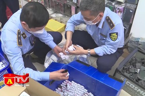 Triệt phá cơ sở gia công, lắp ráp sạc điện thoại 'rởm' thành hàng chính hãng