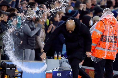 HLV Guardiola nổi nóng khi học trò bị sút bóng vào mặt