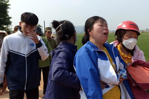 Người thân đau lòng khi đến hiện trường vụ 5 nữ sinh đuối nước