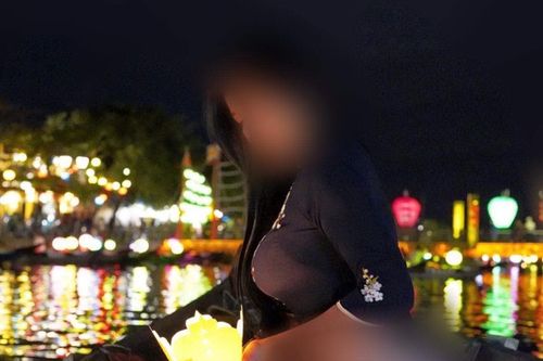 Lại một nữ du khách khoe... phản cảm ở phố cổ Hội An