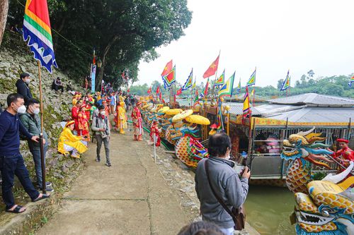 Không tái diễn cảnh 'ném' vàng mã xuống sông Hương