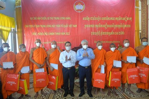 Đồng chí Đỗ Văn Chiến chúc Tết, tặng quà đồng bào Khmer thành phố Cần Thơ
