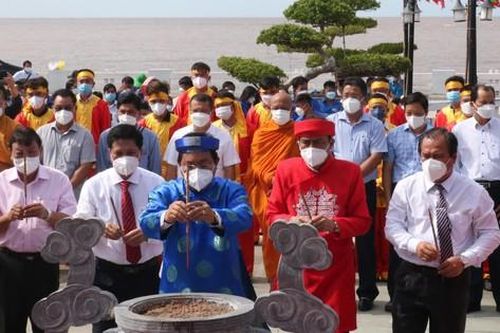 Dâng hương Đức Quốc Tổ Lạc Long Quân tại Mũi Cà Mau