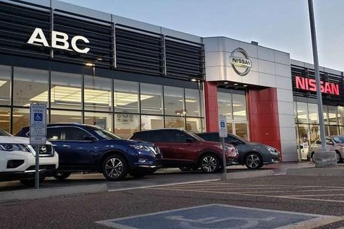 Đại lý Nissan bị phạt gần 11 tỷ đồng vì ép khách mua xe kèm 'lạc'