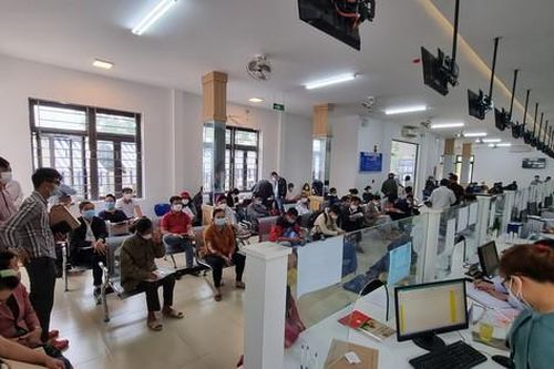 Cảnh người dân đổ xô làm thủ tục chuyển nhượng đất đai ở Đà Nẵng