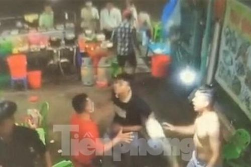 Nhóm côn đồ hỗn chiến trong quán nhậu, đánh luôn cả khách