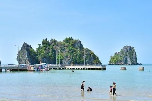 Du khách thích thú với diện mạo mới của khu du lịch Chùa Hang - Hòn Phụ Tử