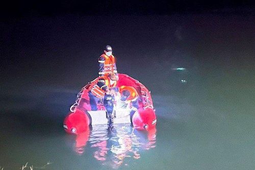 Tìm thấy thi thể nam sinh lớp 9 đuối nước dưới hồ Hao Hao