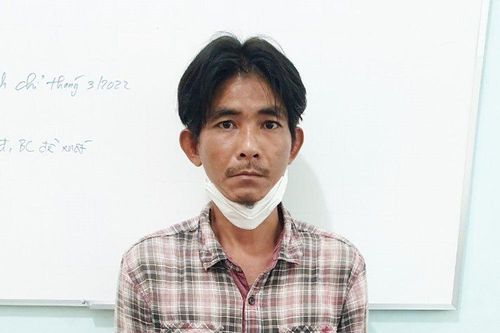 Bị bạn dùng gậy đánh vào mặt vì đang nhậu bỏ đi ngủ
