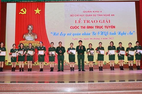 Bộ CHQS tỉnh trao giải cuộc thi ảnh trực tuyến 'Vẻ đẹp nữ quân nhân' năm 2022