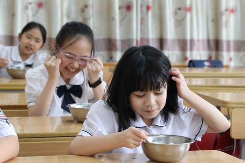 Ngày đầu đi học, nhiều trường ở Hà Nội chưa thể tổ chức bán trú