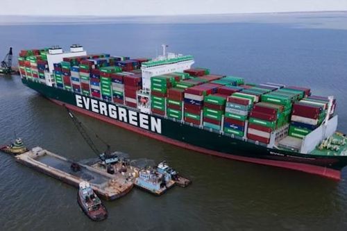 Siêu tàu 'chị em' của Ever Given vẫn mắc cạn sau ba tuần, phải hạ tải container