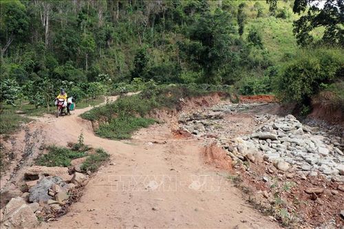 Kon Tum khắc phục giao thông sau mưa lũ