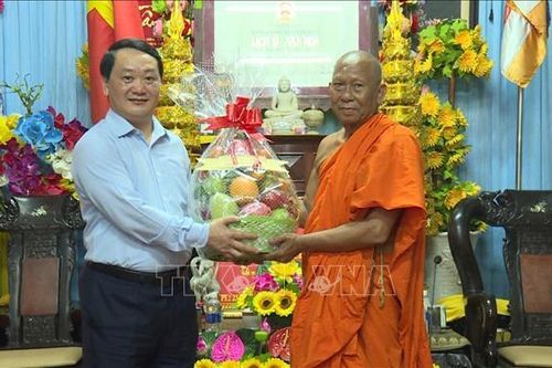 Đoàn công tác Ủy ban Dân tộc thăm và chúc Tết cổ truyền đồng bào Khmer Trà Vinh
