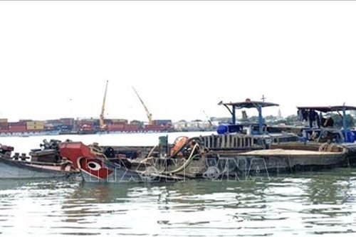 Bắt giữ 2 phương tiện vận chuyển cát trái phép trên sông Đồng Nai