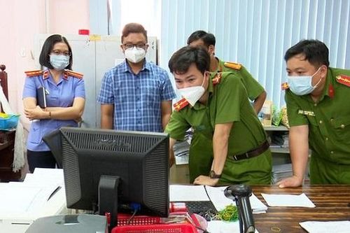 An Giang: Bắt 2 cán bộ ngân hàng tham ô hơn 7 tỷ đồng