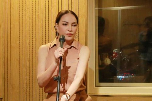 Vừa về Việt Nam, Thanh Hà lộ diện với vóc dáng gầy sọp, đi tập luyện cho đêm diễn sắp tới