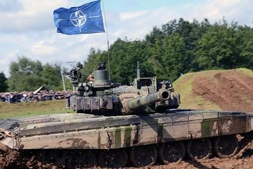Nước NATO đầu tiên tặng xe tăng cho Ukraine
