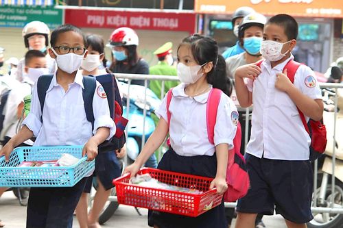 Sáng nay, gần 1 triệu học sinh lớp 1-6 ở Hà Nội đi học trực tiếp