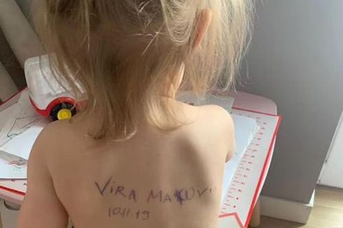 Lý do bà mẹ Ukraine viết lên lưng con gái khiến nhiều người bật khóc