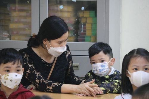 Vừa đến lớp, học sinh lớp 1 khóc không ngừng, cô giáo phải gọi bố mẹ đón về