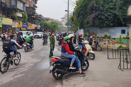 Giao thông an toàn trong sáng đầu tiên học sinh tiểu học trở lại trường