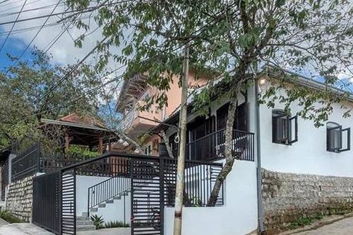 Ngôi nhà rêu mốc bên hồ gió lộng thay đổi ngỡ ngàng sau cải tạo