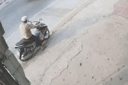 Khoảnh khắc gây ám ảnh: Người đàn ông đi xe máy bị ô tô mất lái tông văng khi đang dừng bên lề đường