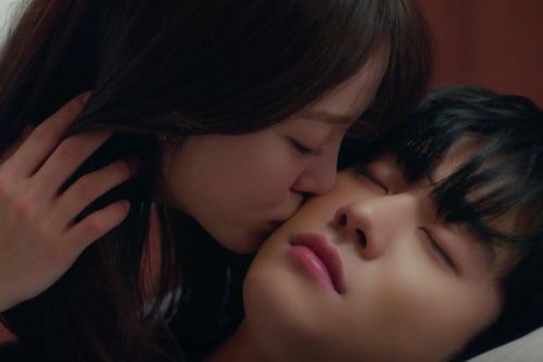 Nữ chính 'Hẹn hò chốn công sở' không dám xem lại cảnh 18+