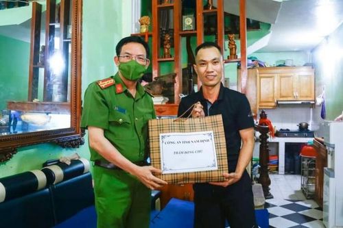 Gãy xương gót chân, chiến sĩ cảnh sát vẫn quyết truy đuổi tội phạm
