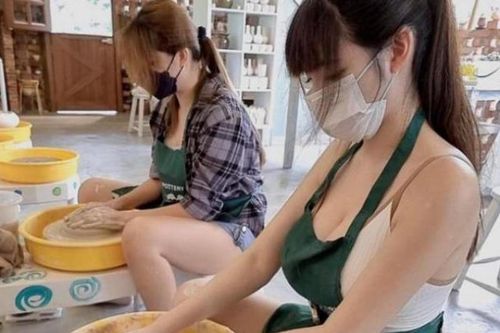 2 cô gái mặc 'thoáng mát' ở xưởng gốm, ngoài đời gu mặc còn phóng khoáng hơn?