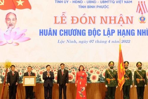 Huyện biên giới Lộc Ninh (Bình Phước) đón nhận Huân chương Độc lập hạng Nhì