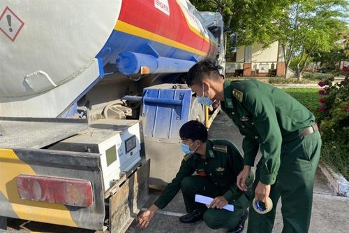 Tạm giữ xe bồn chứa hơn 12 nghìn lít dầu DO chuyển tải trái phép