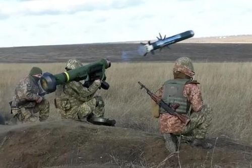 Mỹ cung cấp cho Ukraine tên lửa Javelin để đánh bại 'mọi xe tăng Nga'