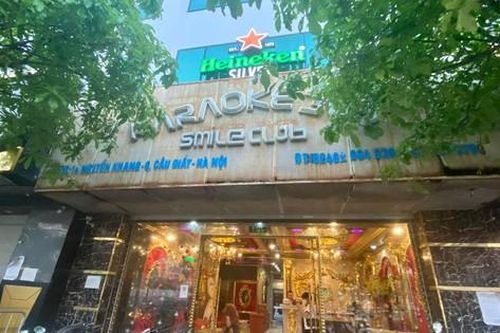 Chủ quán mừng 'rơi nước mắt' khi dịch vụ karaoke hoạt động trở lại