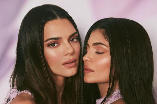 Chị em Kendall và Kylie Jenner mặc mốt 'Cái Bang' khoe đường cong 'bỏng mắt'