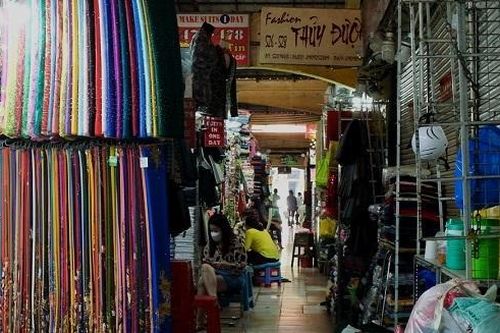 Chợ Bến Thành hoang vắng lạ thường, tiểu thương bỏ sáp vẫn mất trăm triệu mỗi tháng