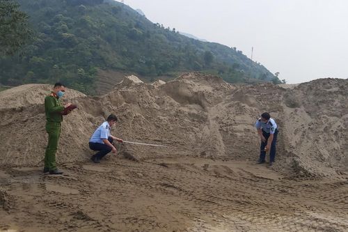 Liên tiếp phát hiện các đối tượng vận chuyển cát không rõ nguồn gốc tại Sơn La
