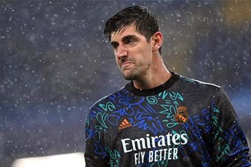 Courtois đứng vững trước những tiếng chửi rủa của fan Chelsea