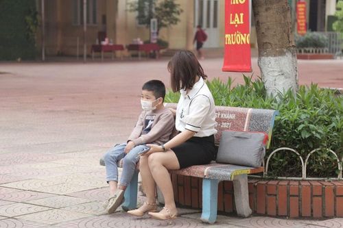 Một phụ huynh đưa con lớp 1 đến nhầm trường trong ngày đầu tiên đi học