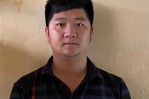 Thanh niên đi xe không biển, cầm bộ đàm tự xưng là công an rồi chặn xe thu tiền