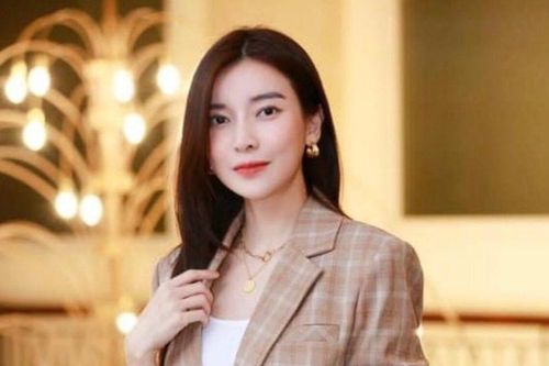 Cao Thái Hà nhắn nhủ bản thân giữa lúc tình cũ sắp lên xe hoa: 'Hạnh phúc muộn chút cũng không sao'