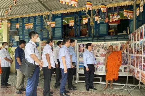 Đoàn công tác Ủy ban Dân tộc: Thăm và chúc Tết cổ truyền đồng bào Khmer tại Trà Vinh