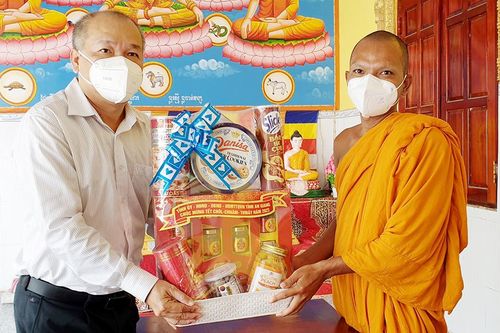 Trưởng ban Dân vận Tỉnh ủy An Giang thăm, chúc mừng Tết Chol Chnam Thmay đồng bào Khmer huyện Tịnh Biên