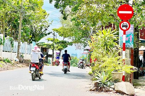 Lúng túng với 2 biển cấm trên đường Thân Nhân Trung
